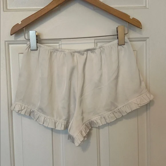 Brandy Melville poppy ruffle white shorts - Picture 3 of 4